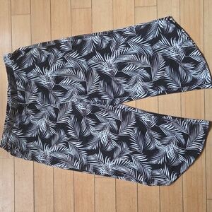 NWT • Philosophy • Monochrome Leaf Print Capris